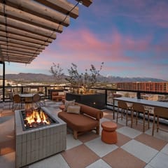 Luxe Downtown Stay - Pool, Sauna, Parking & Views