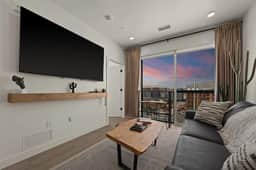 Luxe Downtown Stay - Pool, Sauna, Parking & Views - Image 5