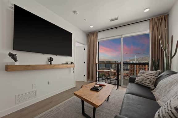 Luxe Downtown Stay - Pool, Sauna, Parking & Views - Image 5