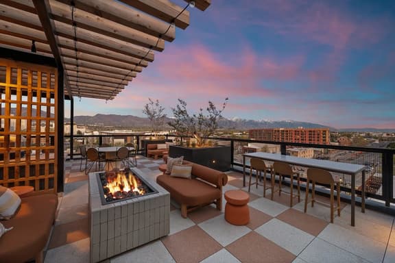 Luxe Downtown Stay - Pool, Sauna, Parking & Views - Image 1
